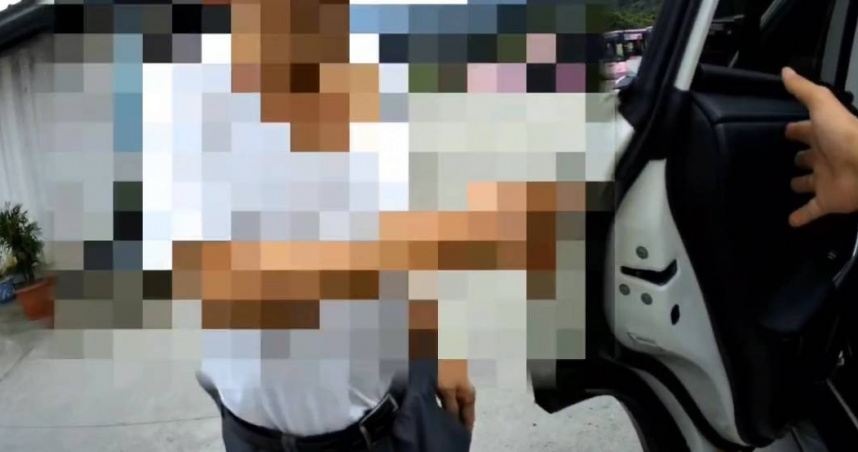 76歲陳姓男子疑似有失智症，搭錯車至終點站後不知道該如何返家，所幸萬芳派出所陳姓員警獲報後，旋即抵達現場，幫助老翁成功返家。（圖／翻攝畫面）