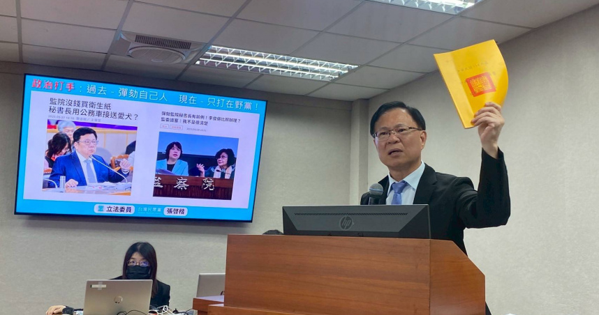 民眾黨立法院黨團總召張啓楷16日舉過去超思進口蛋案、陳彥宗性招待案及麥寮火電延役案，批評監察院無作為、功能不彰。（圖／張啓楷辦公室提供）