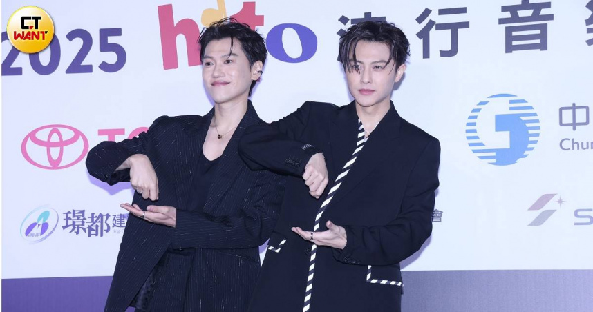 邱勝翊（右）和弟弟邱宇辰一同出席「hito流行音樂獎」擔任頒獎嘉賓。（圖／焦正德攝）