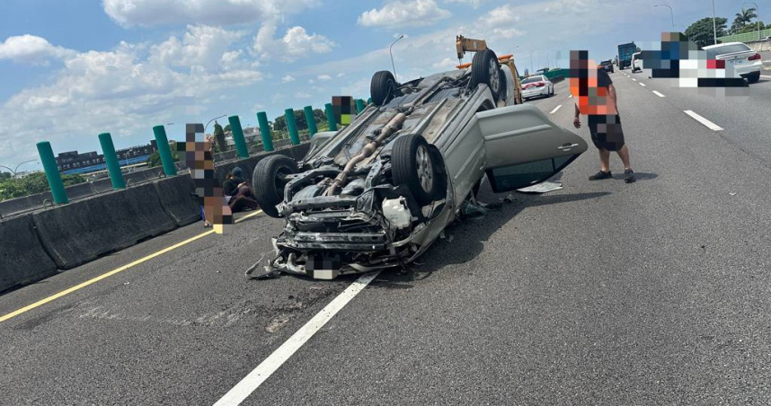 一名蔡姓女子27日下午駕車行經嘉義民雄257.2K處時，疑似疲憊恍神自撞，造成4人受傷送醫。(圖／翻攝畫面)