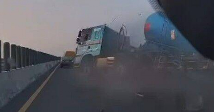 油罐車台61線狂飆側翻。（ 圖／翻攝畫面）