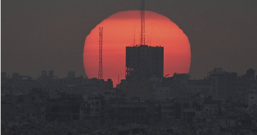 從以色列南部望去可看到受損的加薩建築。（圖／達志／美聯社，下同）