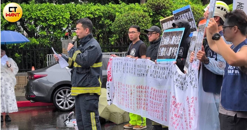 新北市消防員吳恩碩8日執行溺水勤務時，因船艇翻覆溺斃，消促會理事翁立思回憶起吳恩碩的過往，忍不住哽咽。（圖／林冠吟攝）