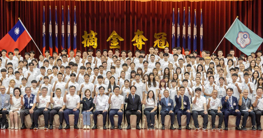 賴清德總統今（11）日上午前往高雄國訓中心為參加「萊茵魯爾世界大學運動會」我國代表團授旗。（圖／翻攝賴清德臉書）