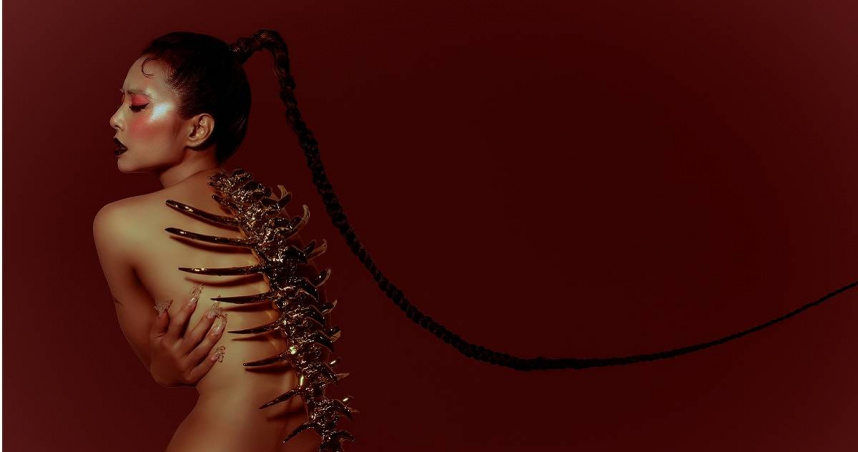 蔡依林以背影入鏡，金屬脊椎如盔甲自背上生長，象徵從脆弱淬鍊出的堅韌與蛻變。（圖／凌時差提供）