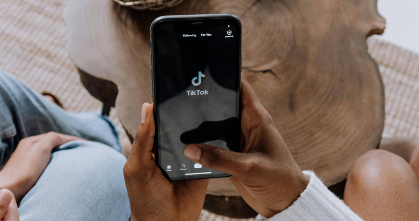 多項研究證實「短影音成癮」會危害大腦。（示意圖／翻攝自Pexels）