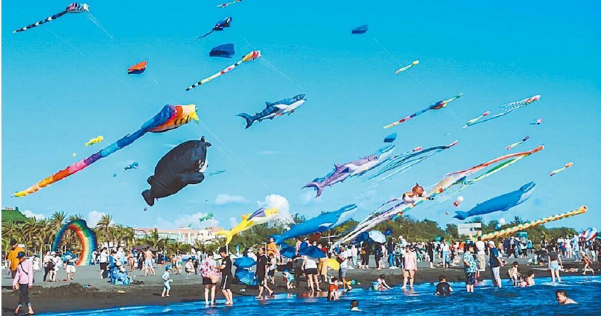 搶攻夏日旅遊市場，旗津風箏節將於7月底至8月登場，還祭出6座大型氣墊水樂園免費暢玩。（圖／高市觀光局提供／中國時報柯宗緯高雄傳真）