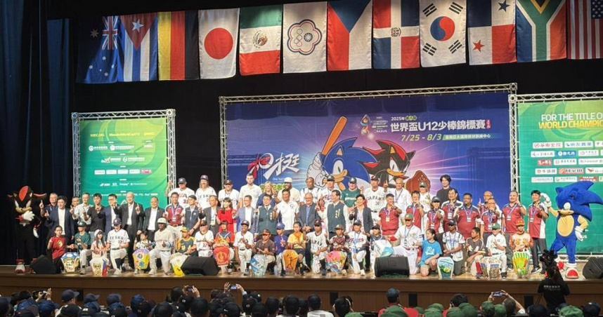 U12世界盃少棒賽開幕記者會各隊代表與大會工作人員齊上台合影。（圖／中國時報實習記者黃宜暄攝）