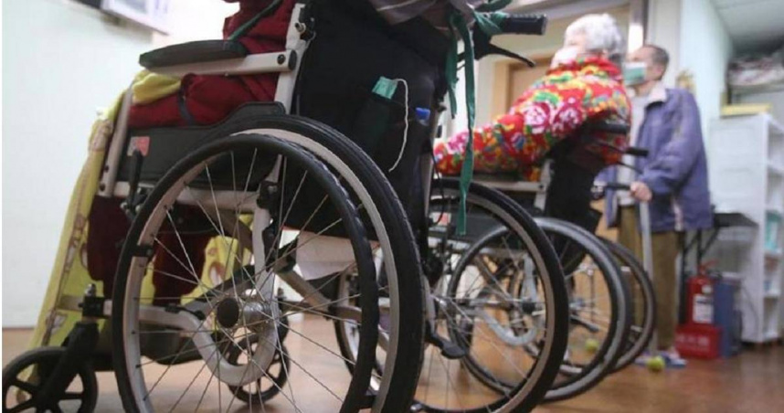 內政部8日公布最新戶口統計資料，65歲以上人口數為458萬人，占19.64％，接近世界衛生組織定義「超高齡社會」的20％。（圖／報系資料照片）