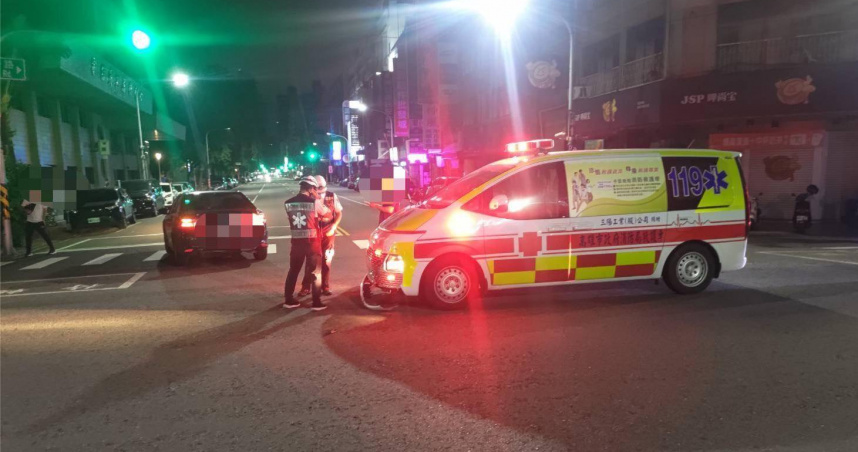 高雄救護車12日凌晨執勤途中與轎車發生擦撞。（圖／翻攝畫面）