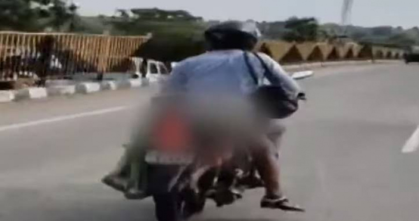 印度一名男子在妻子遭貨車撞擊身亡後，將遺體綁在機車上運送。（圖／翻攝自X，下同）