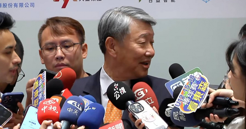 媒體問「所以部長你不認失言沒有要道歉嗎？」郭智輝轉頭看向該位記者回應，「您認為這個是失言嗎？你認為我在講說我們在做社會調查、問卷調查時，把因變數拿出來再做一次調查，這個會叫失言嗎？」（圖／截自中時新聞網直播）