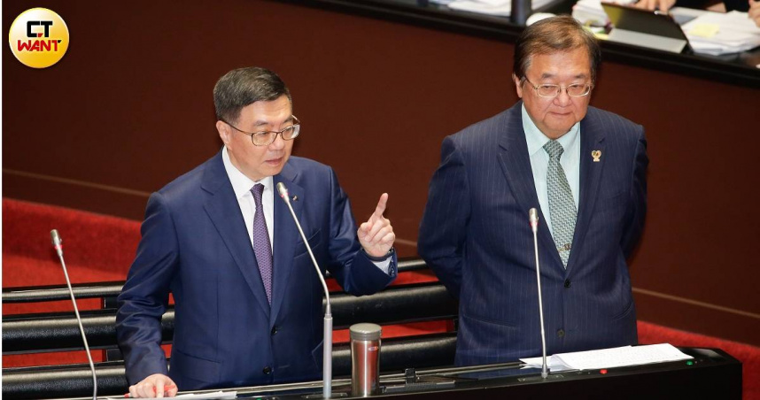 內閣閣員屢屢爆發失言與政策效率低落問題，閣揆卓榮泰（左）也傳出萌生倦意，千瘡百孔的內閣是否在23日選後重組有待觀察。（圖／黃耀徵攝）