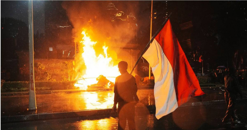 雅加達暴動升級，暴民闖入國會議員住所，家具與財物被搬走。（圖／達志／美聯社，下同）