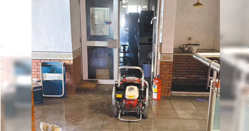 成大化工系實驗室9月1日傳出爆炸意外，2名研究生臉部、手皆受傷。（圖／讀者提供／中國時報程炳璋台南傳真）