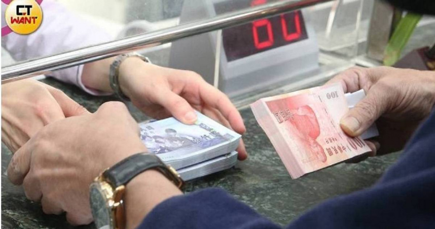 近期不少民眾帳戶被凍結，連帶影響提款、轉帳等功能。（圖／焦正德攝）