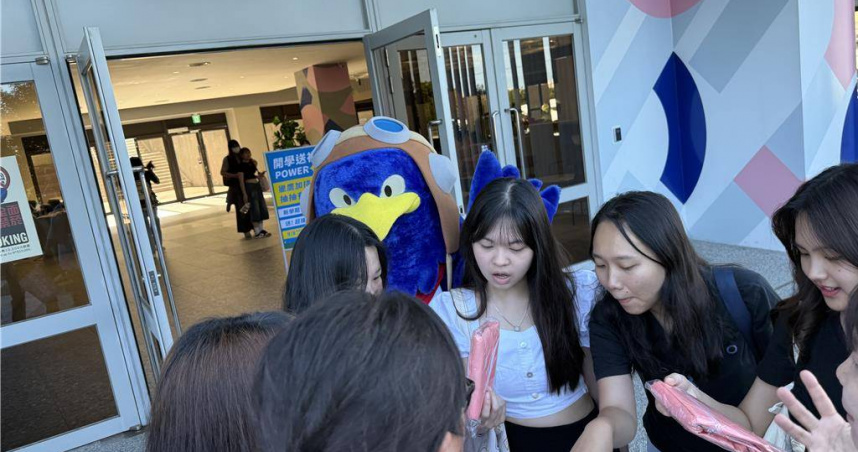 台中市私立弘光科技大學8日舉行「開學升級祝福」活動。圖為學生挑選祝福禮物。（圖／報系資料照）