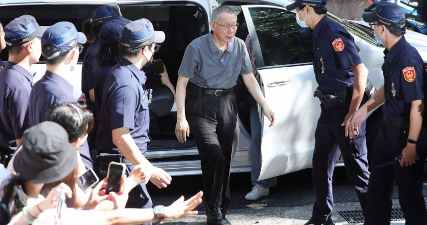 柯文哲在支持者加油聲中抵達北院。（圖／中時記者／黃世麒攝）