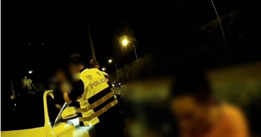 孫姓男子載大量毒品和2把槍開車上路，在中和遭警方攔檢，並被依毒品槍砲等罪送辦。（圖／翻攝畫面）