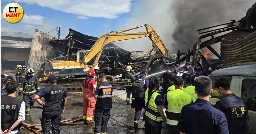 樹林工廠發生火災釀3死，遺體嚴重碳化將擇日解剖。（圖／沈建邦攝）
