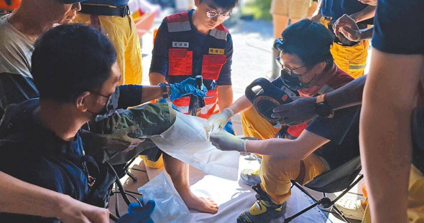 由榮總與高醫派遣到高市特搜隊支援花蓮的醫護人員，昨天早上直接在戶外對1名傷口感染嚴重的受傷民眾，實施緊急清創手術。（圖／高市消防局提供）