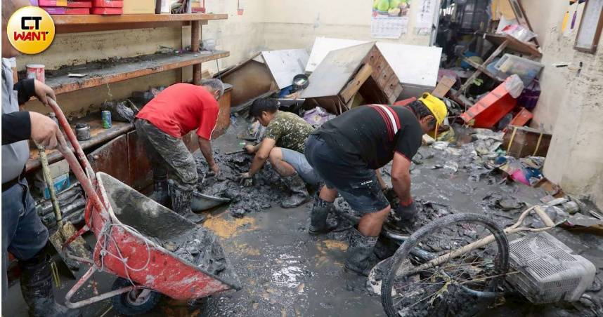 花蓮縣馬太鞍溪上游堰塞湖發生溢流，民眾清掃家園。（示意圖／黃耀徵攝）