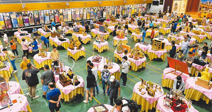 「笨港五湖四海宴」工藝展席開108桌，中秋連假在北港鎮南陽國小展出，桌上擺的是獨一無二的工藝品。（圖／周麗蘭攝）