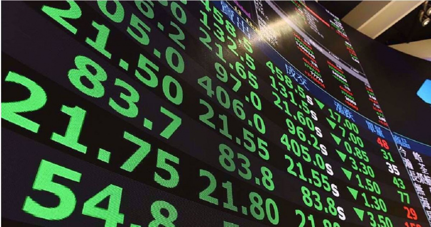 台股出現補跌，盤中一度下殺超過800點。（圖／報系資料照）