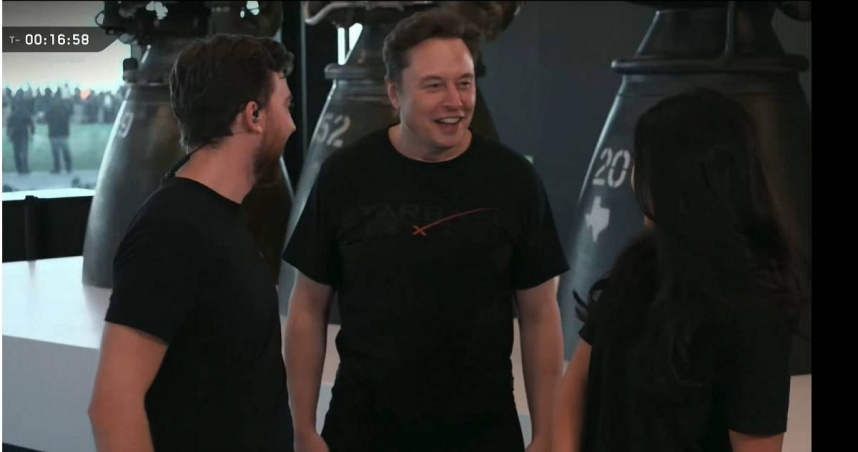 全球首富馬斯克（中）現身星艦發射直播。（圖／翻攝自X平台／Tesla Owners Silicon Valley）