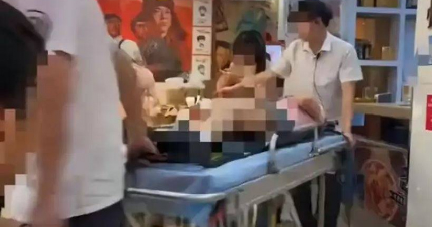 大陸一名來自廣東的女子近日在江西南昌旅遊時，因吃小炒過辣而出現「呼吸性鹼中毒」被送醫急救。（圖／翻攝自微博）