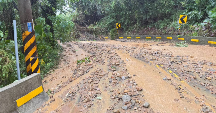 淡水坪頂路發生土石流坍方，道路雙向封閉預計8時恢復通行。（圖／翻攝畫面）