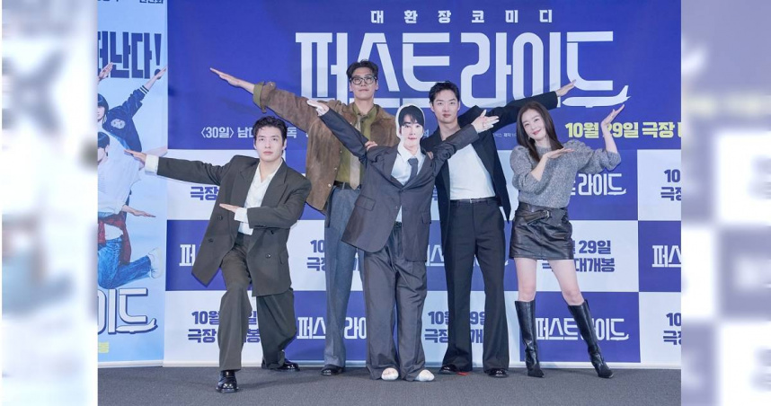 姜河那（左起）、金英光、車銀優人型抱枕、姜泳錫、韓善化擺出創意姿勢出席記者會，畫面幽默逗趣。（圖／采昌提供）