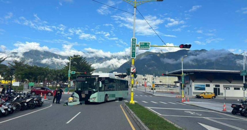 花蓮大客車左轉撞行人，男子卡車底傷勢嚴重送醫。（圖／民眾提供）