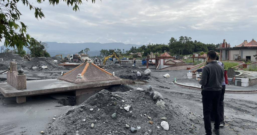 馬太鞍溪堰塞湖重創光復鄉，光復鄉公所第一公墓區域，遭洪災淤泥淹沒。（圖／花蓮縣府提供）