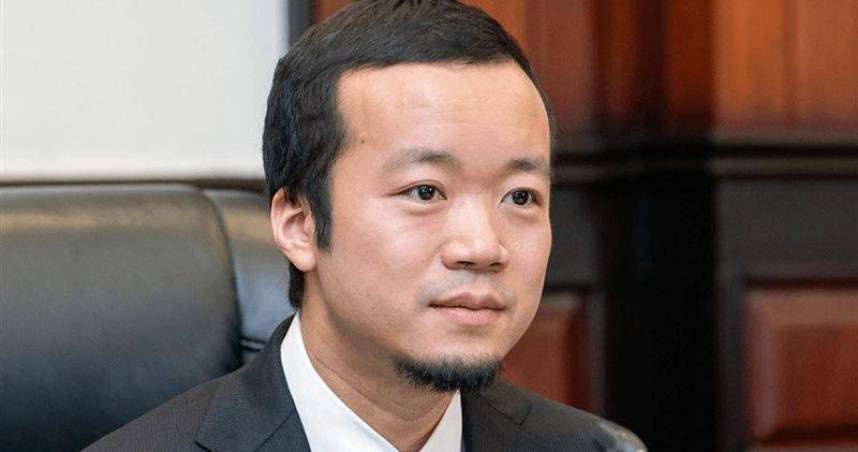 太子集團負責人陳志遭美方沒收4400億餘元資產，卻氣定神閒的表示，「都小錢啦」。(圖／翻攝畫面)