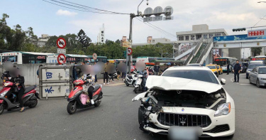 富二代駕瑪莎拉蒂猛撞小貨車 2名騎士遭波及受傷送醫