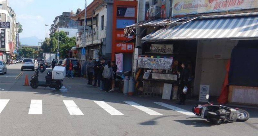 一中商圈「機車對決」外送女高速直撞左轉妹　瞬間噴飛畫面瘋傳