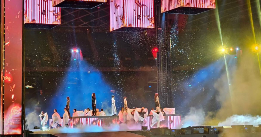 AAA遭指「沿用TWICE四面舞台」，總製作人發聲駁斥。（圖／翻攝自Threads@munwansik）