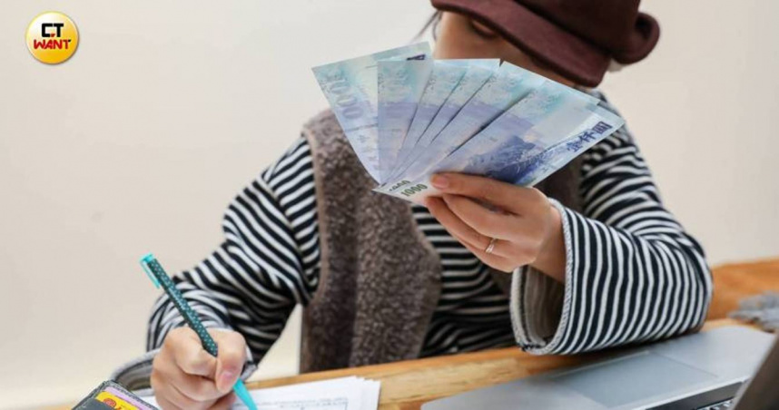 立法院三讀通過《所得稅法》第17條修正案，把「長照特別扣除額」自新台幣12萬元增加額度至18萬元。（示意圖／侯世駿攝）