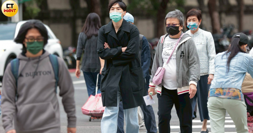明東北季風南下，北台灣轉濕冷。（圖／黃耀徵攝）