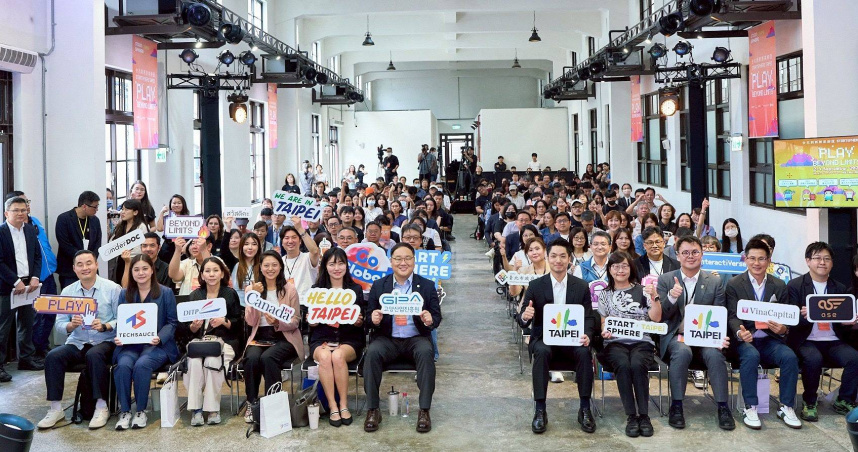 臺北市政府表示，近年積極部署 AI 策略，從產業聚落、招商投資、新創扶植到人才培育全方位推動。圖為2025 StartSphere Taipei開幕合照。（圖／取自台北市政府網站）