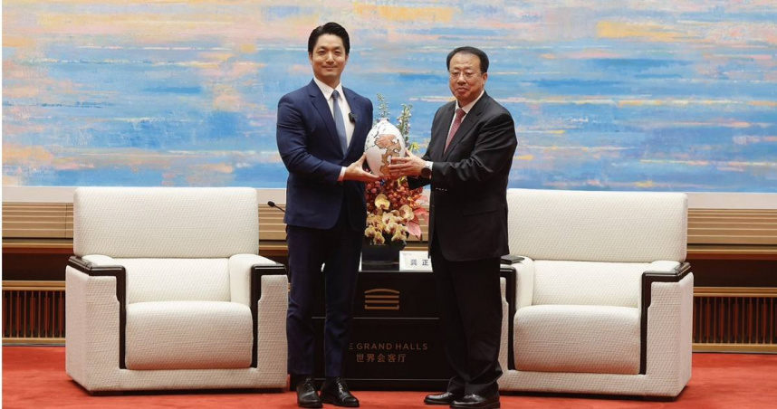 台北市長蔣萬安贈上海市長龔正主禮「雙城共榮·北捷紀念錫盤」。（圖／台北市政府提供）
