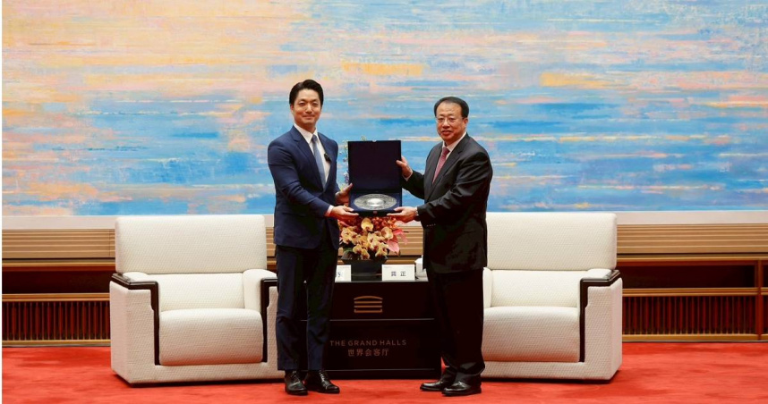 台北市長蔣萬安贈上海市長龔正主禮「雙城共榮·北捷紀念錫盤」。（圖／台北市政府提供）