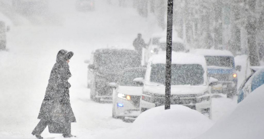 強烈寒流導致日本多地降下豪雪，街道與車輛被白雪覆蓋。（圖／達志／美聯社，下同）