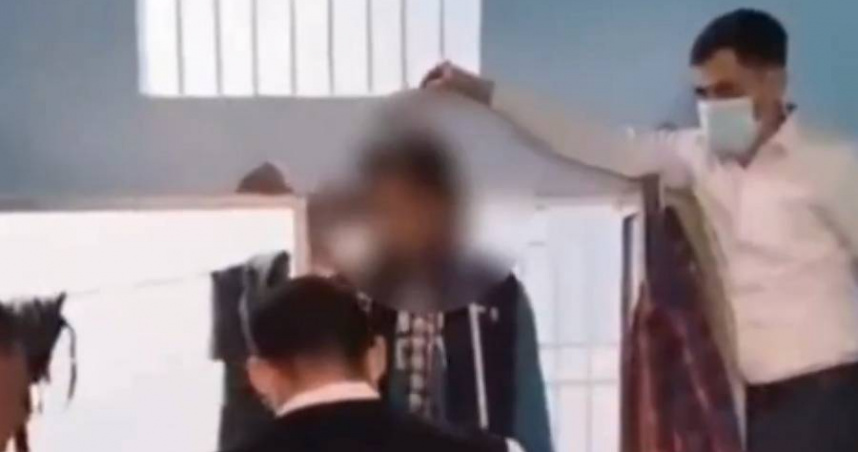 印度一名33歲男子吉滕德拉（Jitendra Kumar Yadav）才結婚2個月被發現死在租屋處鐵窗上，警方調查才發現兇手是與死者相戀9年的新婚妻子和妻子家人。（圖／翻攝自Instagram／ekamnyaay）