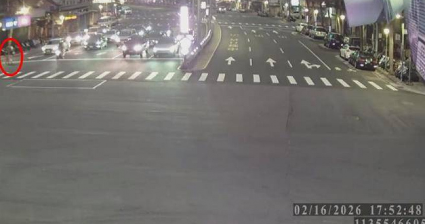 新北市新店區除夕夜晚上驚見有父親當街丟包幼童。（圖／翻攝畫面）