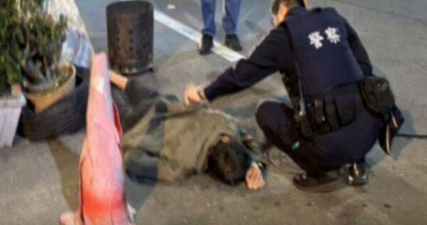 彰化男醉倒路邊「口鼻狂滲血」險喪命。（翻攝畫面）