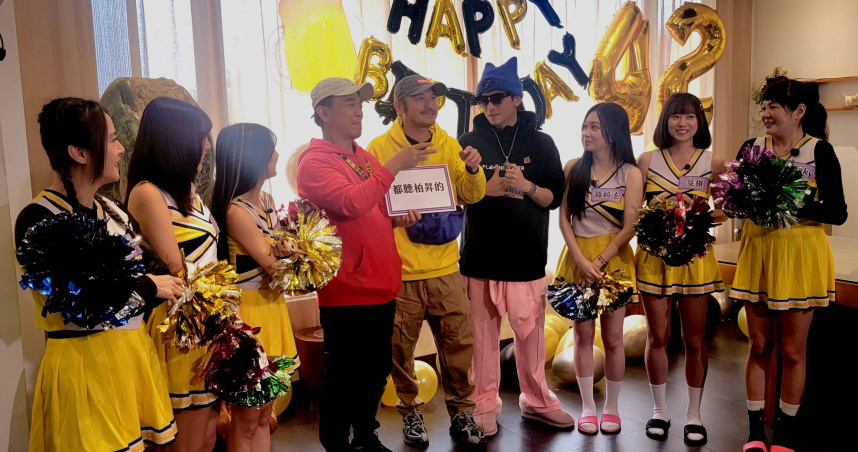 吳宗憲與KID在進入民宿房間時，立刻遭到拉砲驚喜生日突擊。（圖／綜藝玩很大提供）