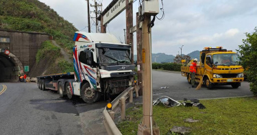 疲勞駕駛釀巨響猛撞隧道口曳引車橫躺封路畫面駭人。（圖／翻攝畫面）