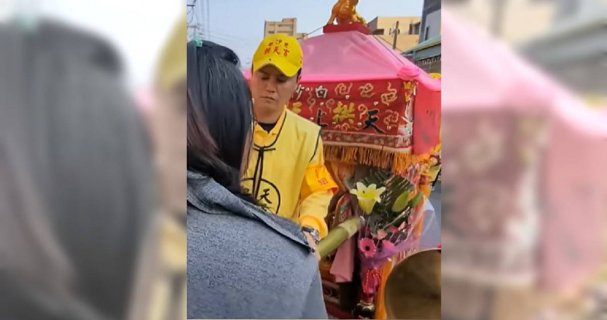 白沙屯媽祖進香期間，家屬曾跪地祈求協尋畫面流傳。（圖／翻攝自YT，白沙屯媽祖網路電視台）